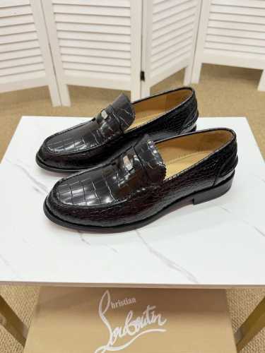 christian Louboutin Cl皮鞋，汲取90年代街头风格灵感，展现品牌美学与无畏不羁的时髦态度。采用多种材质混搭打造。39 45 45定做不退换