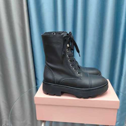 miumiu24ss秋冬系列新款粗跟短靴！推出复古五金扣带短靴 90 年代风格，朋克风十足！ 鞋头采用圆头设计、上脚给人有线条美感、显腿纤细修长、视觉效果直接拉