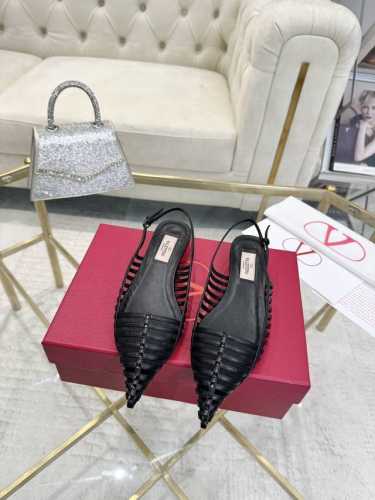 Valentino专柜新品。网红街拍都爱搭配的腔调单品哦~ 跟着时尚达人的步伐来走准没错！搭配上简单或时尚款的衣服穿，鞋面镂空设计搭配V家经典铆钉点缀，高端大气