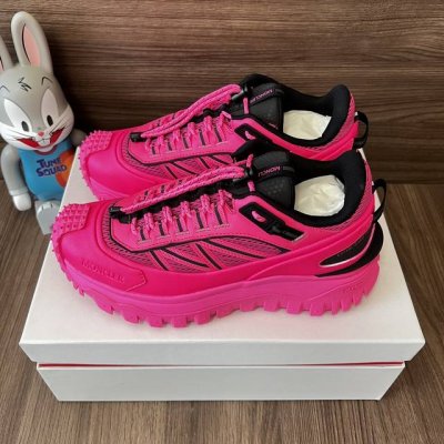 590 顶级版本Moncler盟可睐Trailgrip网布系带圆头低帮运动休闲鞋粉色。 码数：36-46码 编码: 4M00010M2670 全套得物包装：毒卡