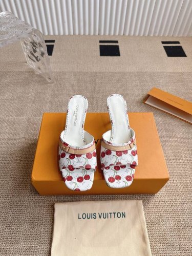 Louis Vuitton 猫跟拖鞋 刚刚好的 性感舒适 拉满了夏日美鞋能给的满分情绪价值 凉鞋的造型也很乖巧好看呀 原版开模牛仔布进口牛皮 羊皮内里 本色牛皮