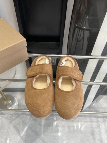 UGG 24ss 秋冬季人手必备单品雪地靴 搭配系数也是百分百 炸好看 比较设计的款，随心所欲 雪地靴显腿细 百搭单品 时尚感十足穿上气场爆涨 瞬间拉长腿型 鞋
