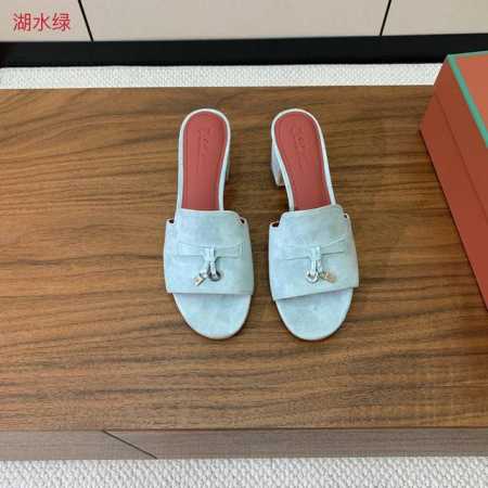 Loro piana 代购级高跟拖鞋。这款绒面拖鞋搭配饰有Loro Piana My Charms 吊坠的饰带，并饰以同色缝线。精致柔美，适合搭配都市和度假装束 - 点击图像关闭