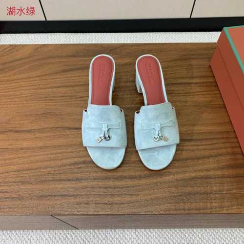 Loro piana 代购级高跟拖鞋。这款绒面拖鞋搭配饰有Loro Piana My Charms 吊坠的饰带，并饰以同色缝线。精致柔美，适合搭配都市和度假装束