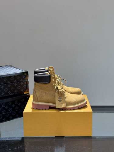 L*x Timberland 添柏岚 联名款 老花 大黄靴 及踝靴 短靴，L*x Timberland 及踝靴取材 Monogram 压纹防水正绒面牛皮革，依托