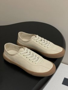 The Row 25春夏新款 极简主义帆布休闲鞋 系带德训鞋运动板鞋 这款低帮运动鞋是打造极简主义休闲夏日衣橱的理想穿搭之选，采用帆布鞋面和同色系橡胶鞋底设计，
