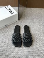 Loewe 罗意威 25Ss 春夏新品拖鞋 简约设计感觉更干净优雅 让你念念不忘 颜色也很耐看 上脚瞬间气质十足气场 简直帅气有型 鞋面采用牛皮印花 内里羊皮垫