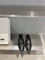 jacquemus尖头拖鞋 简约的元素碰撞 时髦又个性 细带搭扣增添精致感 穿上它 轻松走出法式摩登范 鞋面牛皮 内里羊皮 真皮大底 35-39 40定做