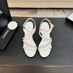 Chanel 25C新款珍珠双C扣高跟鞋 回归的双C扣设计 特别Vintage 复古味十足 乐福鞋也长到了审美上 鞋面牛皮 内里羊皮 原版大底 size:35-