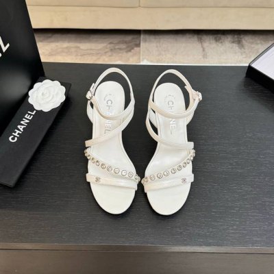 Chanel 25C新款珍珠双C扣高跟鞋 回归的双C扣设计 特别Vintage 复古味十足 乐福鞋也长到了审美上 鞋面牛皮 内里羊皮 原版大底 size:35-