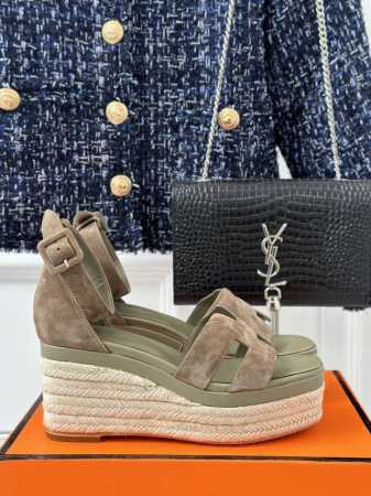 厂价 HermèS 爱马仕经典防水台H 坡跟厚底麻绳底凉鞋 极约复古的设计 浓厚的异域风情 时髦感十足、随便上脚都很有腔调 简简单单的款式随便搭配一下高级感就很 - 点击图像关闭