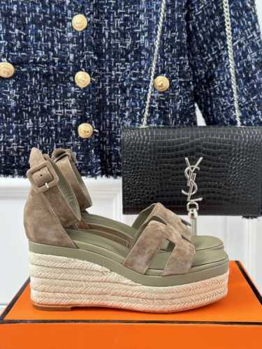 厂价 HermèS 爱马仕经典防水台H 坡跟厚底麻绳底凉鞋 极约复古的设计 浓厚的异域风情 时髦感十足、随便上脚都很有腔调 简简单单的款式随便搭配一下高级感就很