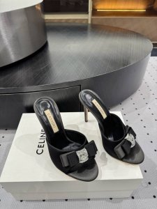 早春新品 面料：真丝 内里：羊皮 鞋底：牛皮 优雅风格 创造不一样的感觉 跟高 8 10 Cm 专柜包装 简约气质款式！ 市场顶级 Show Bdetails