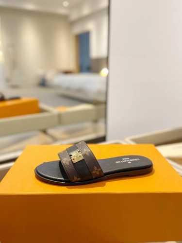 Louis Vuitton 路易威登 本款 Lv Isola 平底凉拖采用柔软牛皮革，令宽幅鞋面呈现 Lv 金属扣，追寻跨越时间的经典格调。多层皮革构筑耐磨一体