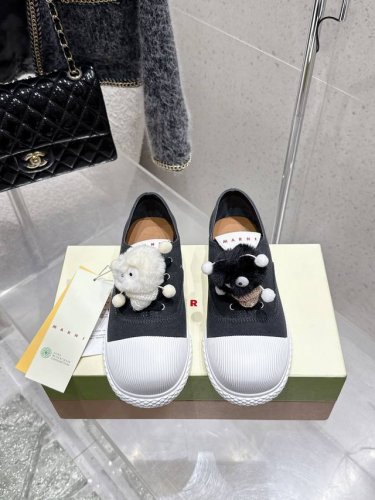 marni 25Ss 新款大头鞋 太萌了 Marni 2025春夏新品的Cotton Wave大头鞋，延续了品牌一贯的简约与时尚风格。设计灵感来源于自然界的波浪