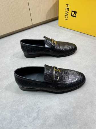 Fendi 芬迪 -高端品质 原单正装皮鞋 -鞋面：纳帕小牛皮、空压品牌图腾、金属扣件横担 -内里：水染牛皮 -大底： 超轻真皮 橡胶；组合成型真皮大底 -超高 - 点击图像关闭
