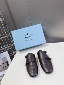 半拖 单鞋 男装10 PRADA普拉达春夏走秀款复古布洛克情侣款半拖单鞋走秀款 复古感时髦满满 随意百搭 时尚休闲 独到味道 人人都爱也轻松驾驭 每年都会爆.足