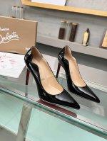 冲量价: ChristianLouboutin 路铂廷 CL红底鞋2024 春夏系列新品登场，创意大胆的鞋履设计尽显前卫态度，焕新都市造型。优雅时尚上面镶有银色