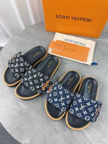 lv驴牌L家 爆款 浮雕Logo 压花 凉拖鞋 本款 Pool Pillow Comfort 平底凉拖取材科技织物，以高频压印技术重绎 Monogram 图案。
