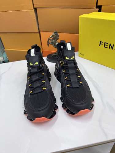 出厂价Pp： 品牌：芬迪 标准码：38–44 等级：官网同款 材料：原版皮料 舒适羊皮内里 轻便柔软耐磨大底 款式类别：男士时尚休闲鞋 跑步 运动鞋 尊贵奢侈品