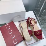 高品质出厂 ！顶级品质 Gucci古琦家25春季新款经典老花布五金扣麻绳防水台坡跟凉鞋！ 防水台恨天高趾露凉鞋系列奢侈的品牌持加，具有超辨高识度 此系列演绎全新