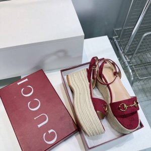 高品质出厂 ！顶级品质 Gucci古琦家25春季新款经典老花布五金扣麻绳防水台坡跟凉鞋！ 防水台恨天高趾露凉鞋系列奢侈的品牌持加，具有超辨高识度 此系列演绎全新