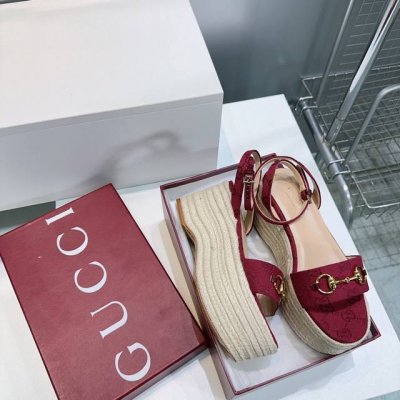高品质出厂 ！顶级品质 Gucci古琦家25春季新款经典老花布五金扣麻绳防水台坡跟凉鞋！ 防水台恨天高趾露凉鞋系列奢侈的品牌持加，具有超辨高识度 此系列演绎全新