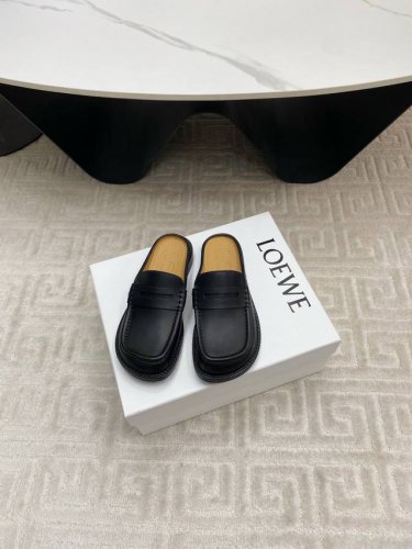 出厂顶级版本420 罗意威Loewe 25 Campo早春半拖鞋 来自秀场延续品牌设计师Jonathan Anderson一贯的玩味主义色彩新款Campo玛丽珍