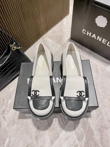 橙子出厂价p chanel 香奈儿春夏新款 学院风黑白熊猫粗跟单鞋 翻盖厚底乐福鞋 今年嘅香奈兒真嘅風格改變了 鞋比想象中可愛 增高很多很多很多 5厘米 相當於