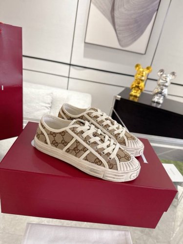 情侣款 Gucci Gg帆布鞋 小白鞋 休闲鞋 这款运动鞋以标志性Gg帆布匠心打造 将典藏设计与现代美学巧妙糅于一体 大胆前卫的廓形配以 Gucci 印花压纹橡