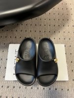 loew* 罗意威夏日拖鞋 拖鞋战神 罗意威夏日拖鞋 不止是沙滩海边的穿着 日常穿完全没问题 裙装裤装 日常体闲 通通拿捏 码数 35-40 40定制不退换