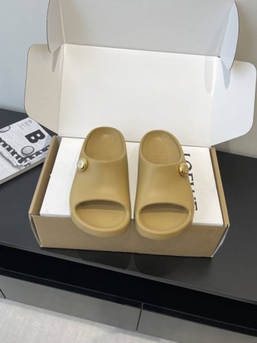 顶级版本 Loewe 罗意威 夏季新款 沙滩拖鞋 凉拖鞋 原版购入开发做货 舒适度极高 非常具有辨识度 美貌与实用并存舒适而不单调的拖鞋 鞋面:橡胶一体成型 原