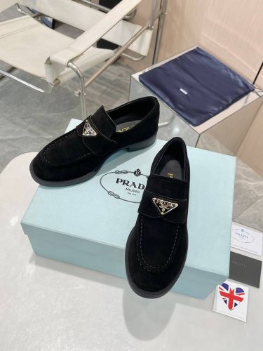 顶级版本Prada2054最新款普拉达新款一脚蹬乐福鞋！真的是经典啊！ 顶奢潮流风范，演绎都市精英 设计彰显功能性与科技感 新颖压花橡胶三角形徽标展现品牌标志性