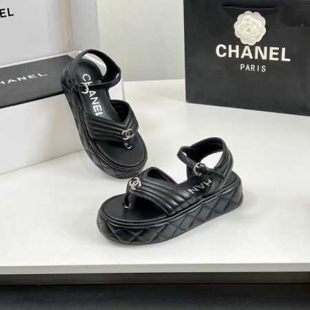 工厂价 高版本 2025C早春最新款、Chanel 香奈儿厚底夹趾凉拖、凉鞋、拖鞋 香奶奶家一贯的优雅名媛气质 高级感十足！上脚非常Nice～不管光脚穿或搭配裙 - 点击图像关闭