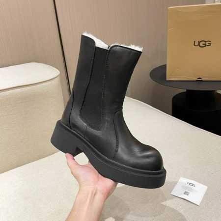 UGG。 官网同款雪地靴 超显瘦显腿长。款式百搭时尚： 面料：牛皮 内里和垫脚：澳洲进口纯百分之百的全真羊毛 大底：原版开模橡胶底.超级防滑.轻便. 两色 黑色 - 点击图像关闭