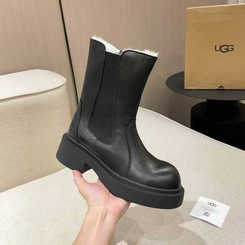 UGG。 官网同款雪地靴 超显瘦显腿长。款式百搭时尚： 面料：牛皮 内里和垫脚：澳洲进口纯百分之百的全真羊毛 大底：原版开模橡胶底.超级防滑.轻便. 两色 黑色