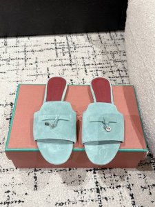 310 #顶级版本 Loropiana L 春夏 平跟 锁扣流苏 贵妇凉拖 新色过彩色的夏天！ 既休闲又时髦，又能毫不刻意地透露出品质与舒适！锁扣流苏凉拖鞋上脚