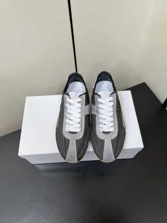 maisonmargiela Mm6德训休闲鞋 鬼才设计师品牌，一个轻奢品牌上脚很百搭哦，也很随脚舒适，这一款德国训练鞋延续了经典的T形真皮拼接设计，经过设计团 - 点击图像关闭