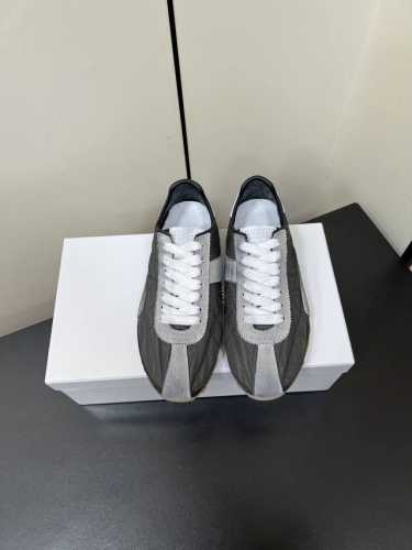 maisonmargiela Mm6德训休闲鞋 鬼才设计师品牌，一个轻奢品牌上脚很百搭哦，也很随脚舒适，这一款德国训练鞋延续了经典的T形真皮拼接设计，经过设计团