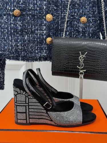 厂价 Hermès 爱马仕25ss早春新品水钻坡跟凉鞋谁也无法拒绝亮晶晶的美鞋坡跟设计 线条流畅优雅推荐入手显瘦显长腿高级感女人必备单品！面料采用原版定制材质内