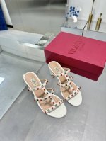 橡胶底 华伦天奴新款新品 经典 小铆钉五金配件工艺衬托出满满的高级感，新一季不负期待！ 值得入手★绝对的上档次原版1：I制作， 经典独特优雅风格 创造不一样的感