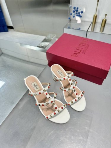 橡胶底 华伦天奴新款新品 经典 小铆钉五金配件工艺衬托出满满的高级感，新一季不负期待！ 值得入手★绝对的上档次原版1：I制作， 经典独特优雅风格 创造不一样的感