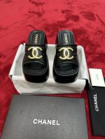 厂价 P340 Chane*香奶奶超美拖鞋~好好穿又高级的一脚蹬 顶级原单版焕新演绎小香系列标志性的风格。展露柔美风情，最终的设计既舒适易穿，又不失精致感，无论