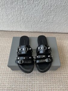 balenciaga 巴黎世家 25Ss 新款金属铆钉凉拖鞋系列！ 这双Cagole拖鞋鞋型是淑女拖鞋上面的铆钉又超级朋克街头简直太别致了 Ins爆款 原版购入