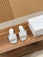 主推款 平底 、高跟 D家春夏新款升级刺绣拖鞋，这款拖鞋真的好穿又好看，今年的颜色真的超美，每个色都想入 无敌显白 真皮大底 Size:35-39 定做码数40
