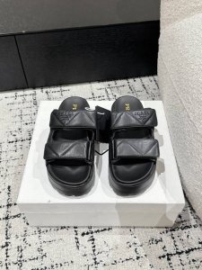 顶级版本PRADA 25 普拉达 厚底魔术贴两带凉鞋 半拖厚底魔术贴凉鞋 酷感当道 这双魔术贴凉鞋必须C位 绗缝皮革质感上乘 利落搭带设计 不仅是行走的时尚单品