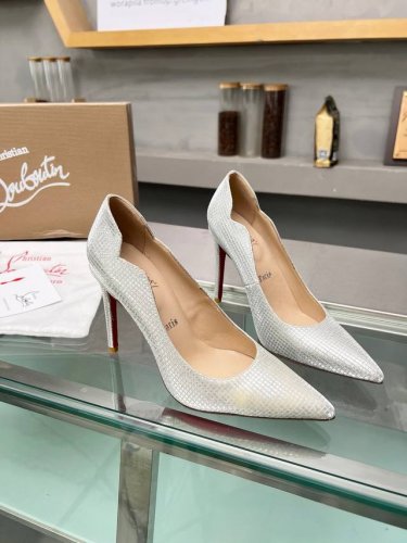 冲量价: ChristianLouboutin 路铂廷 CL红底鞋2024 春夏系列新品登场，创意大胆的鞋履设计尽显前卫态度，焕新都市造型。优雅时尚上面镶有银色