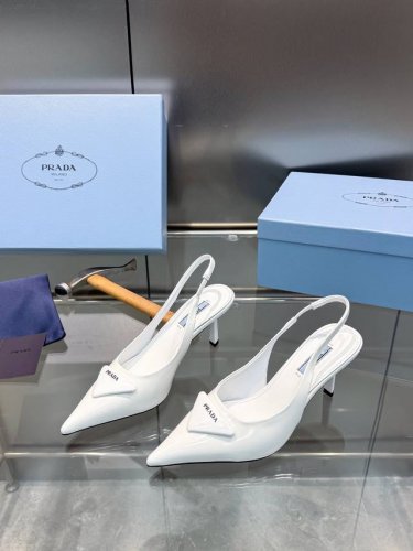 prada 普拉达 24 出厂价p 专柜走秀款尖头凉鞋 三角扣标 高跟 早春走秀款！ 鞋面：高定制开边珠面料 内里：进口水染羊皮 大底：原版意大利真皮大底 跟高