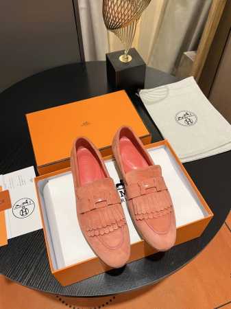 代购级别！Hermes-爱马仕经典H扣单鞋乐福鞋！专柜采版1:1复刻，形体、工艺、材质皆以超高标准来要求。材质：面料选用进口羊麂皮, 内里1:1定制全粒面混种羊 - 点击图像关闭
