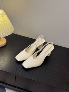 出厂价 25年新款上市走秀明星新品时尚潮流 PRADA 普拉达 方头高跟方跟粗跟凉鞋后空单鞋。能够完美的修饰脚型，让你的双脚看起来又纤细又修长，自带一种优雅和锐